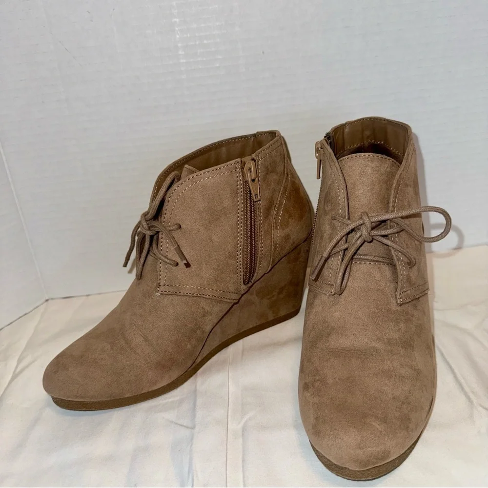Women's Tan Taupe Faux Suede Lace-up Wedge Ankle Boots‎ Size 7